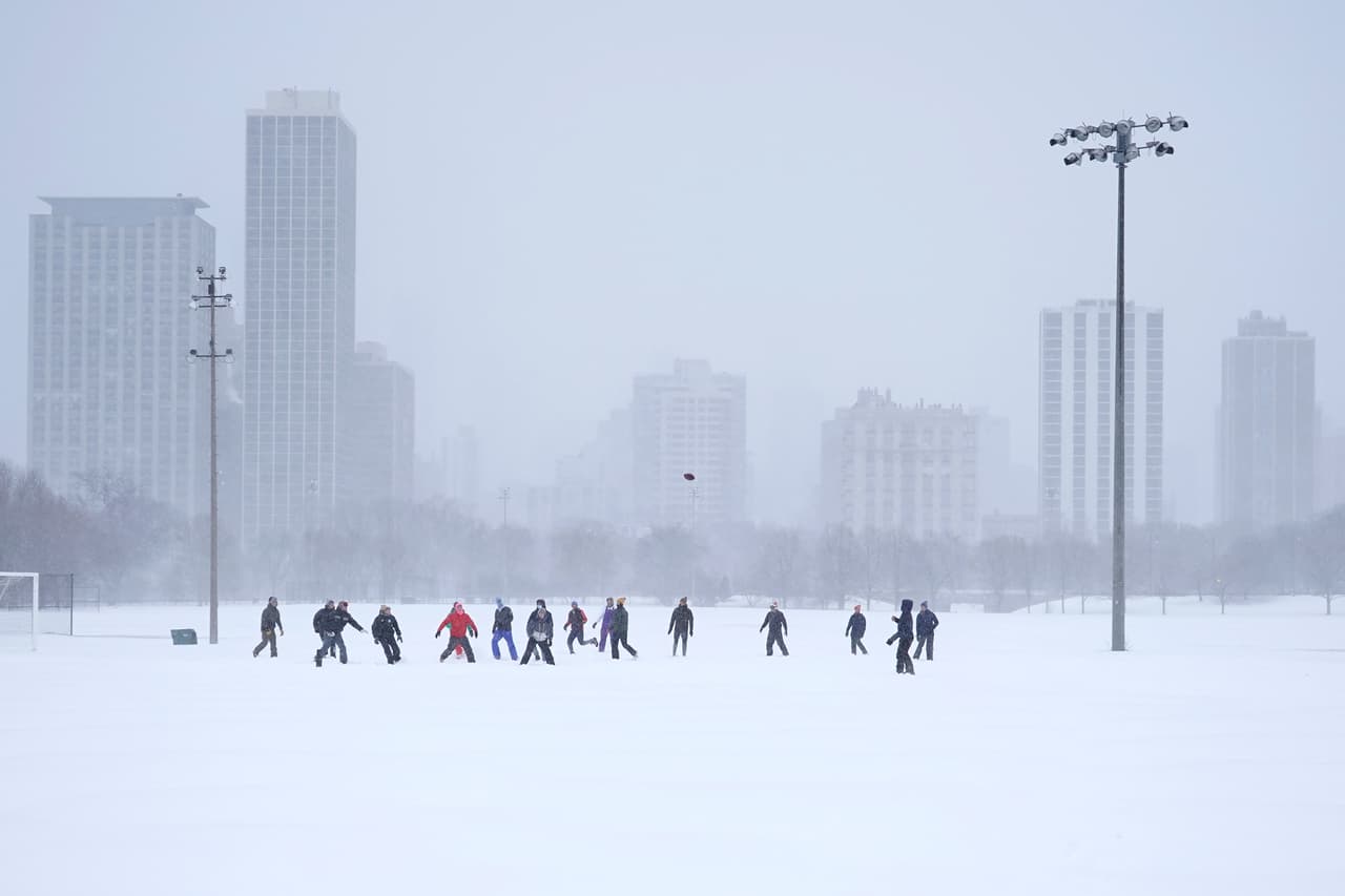 Algunos hasta decidieron jugar un partido en condiciones congelantes. En general, los 
<a href="https://www.univision.com/local/chicago-wgbo/doble-tormenta-invernal-esto-espera-illinois">días de tormenta</a> pasaron sin mayores dificultades, aún cuando el Gobierno de Illinois había adelantado una 
<a href="https://www.univision.com/local/chicago-wgbo/pritzker-adelanta-declaratoria-de-desastre-ante-tormenta-invernal">declaratoria de desastre</a> como medida preventiva.
