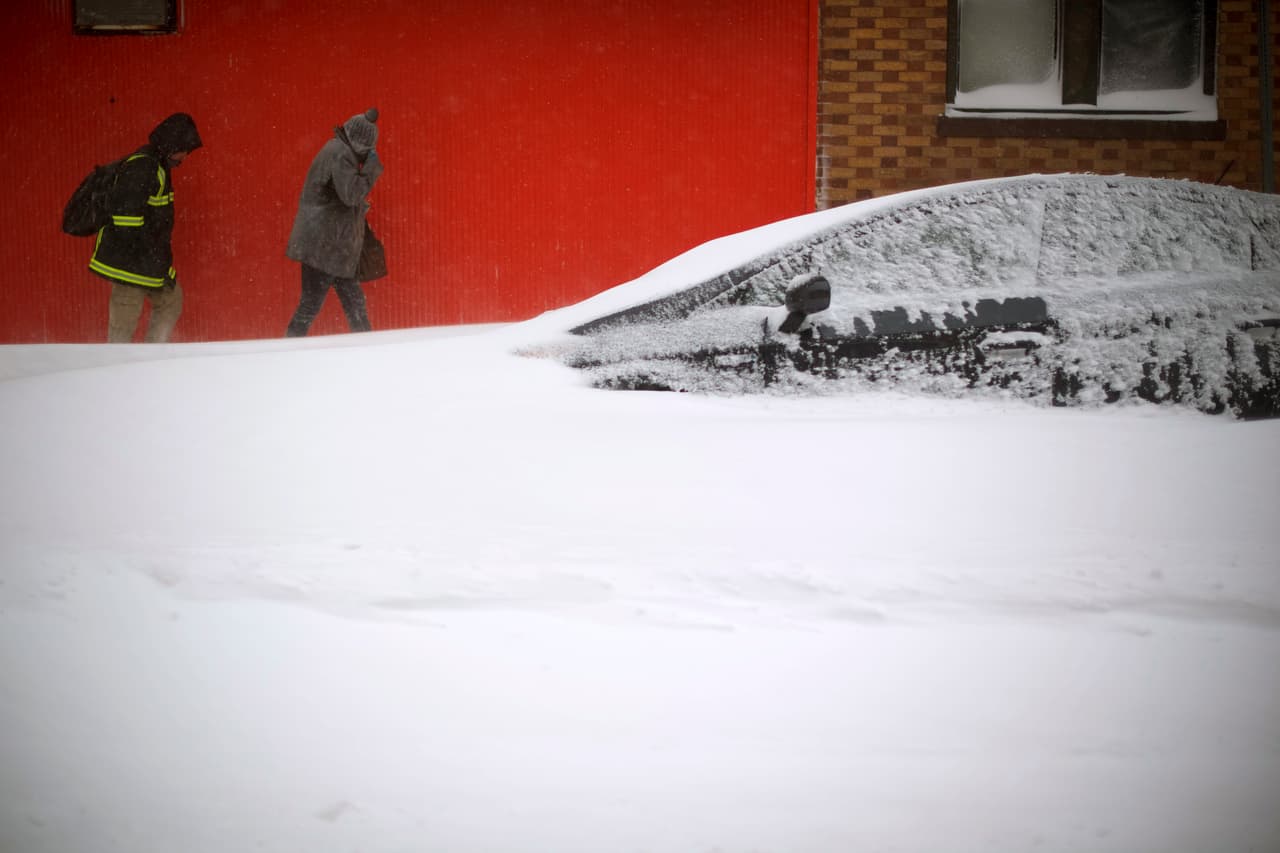 Un auto bajo la nevada en Atlantic City, Nueva Jersey.
<br>