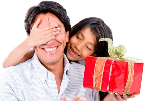 Sea cual sea el regalo que elijas para tu papá estamos seguros que él se sentirá dichoso de poder compartir esos momentos contigo. ¡Felicidades a todos papis!