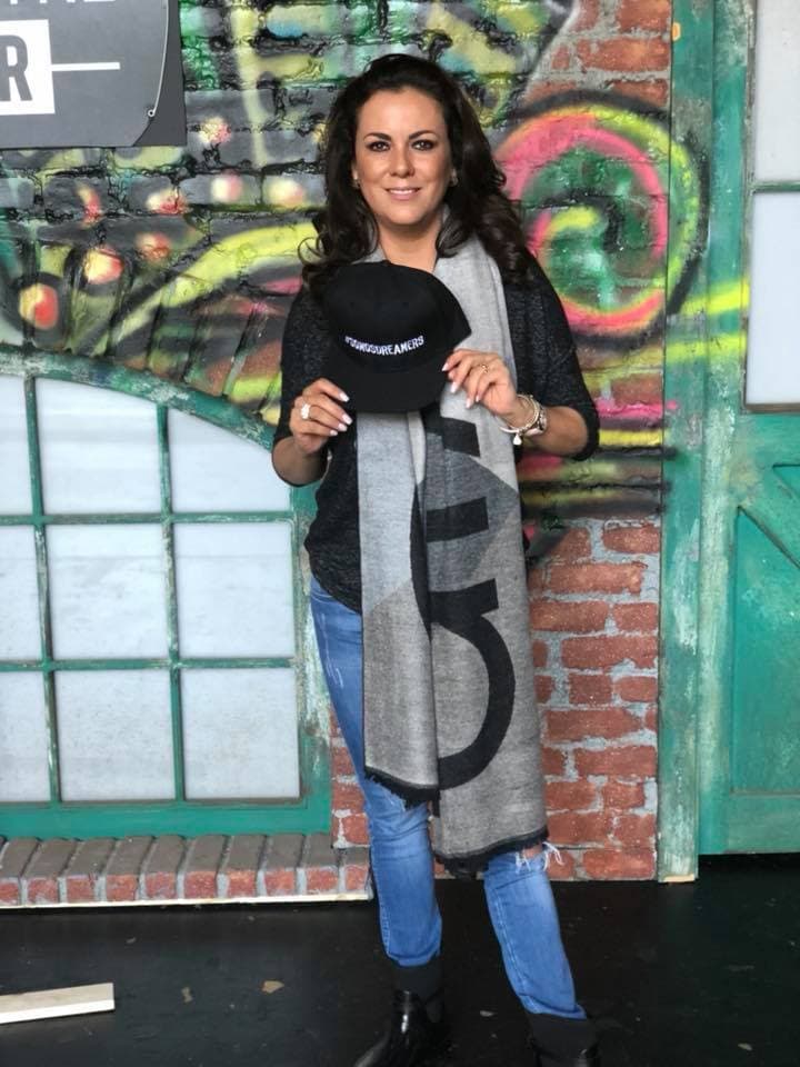 Edith Márquez, también solidaria con los 'dreamers', posó con gusto con su gorra, aunque no se la quiso poner para evitar despeinarse.