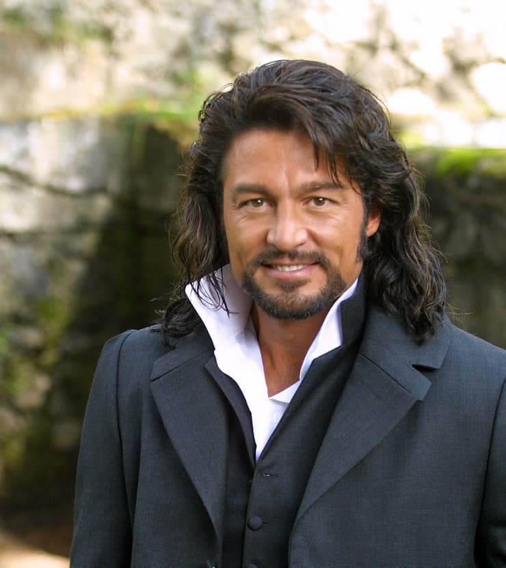 En "Alborada" nos robó el alma con su 'look' y aunque no era un bigote, su barbita de candado nos enamoró más y más.