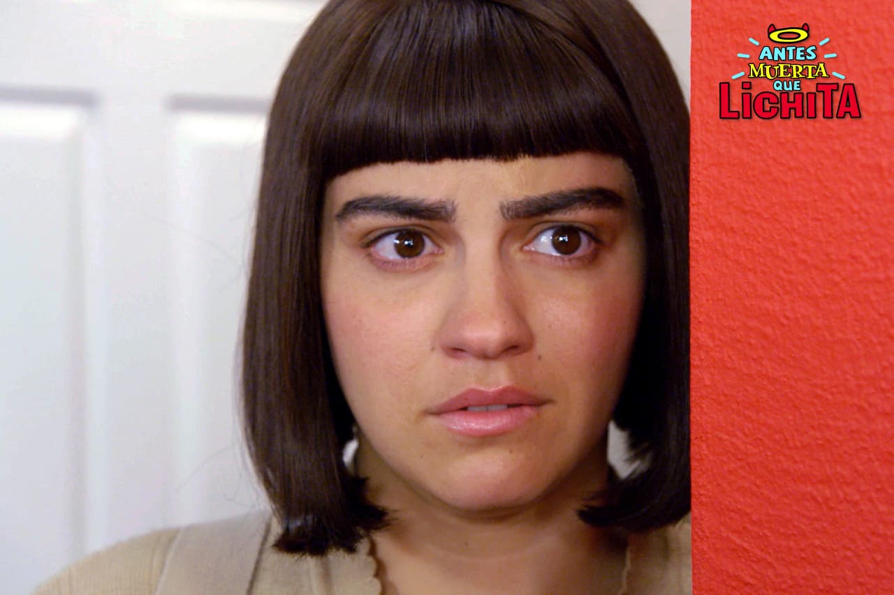 Lichita decide hacerse presente en la fiesta de Icónika para corroborar si es verdad el romance entre Roberto y Luciana.