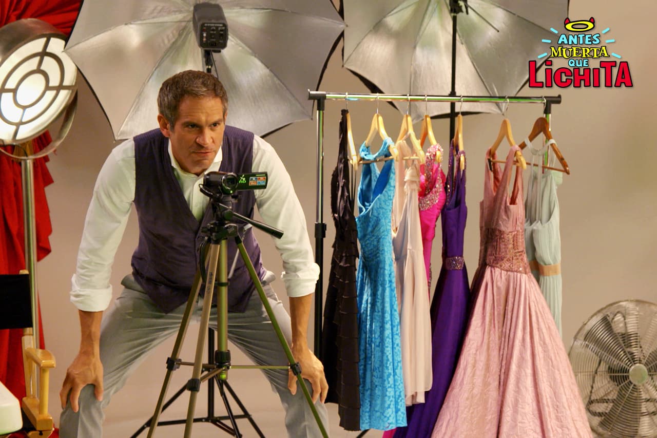 La presión por la entrega del videomatic de Colchones Nubecita provoca que Roberto y Lichita terminen trabajando hasta altas horas de la noche.