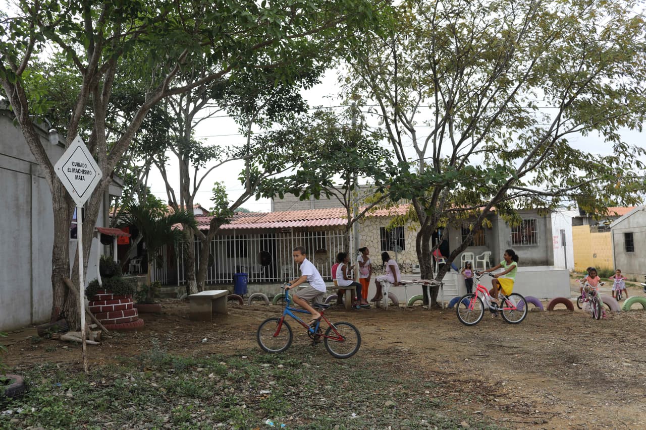 Una plaza de juegos infantiles en la Ciudad de las Mujeres. Un letrero reza “Cuidado: el machismo mata”.