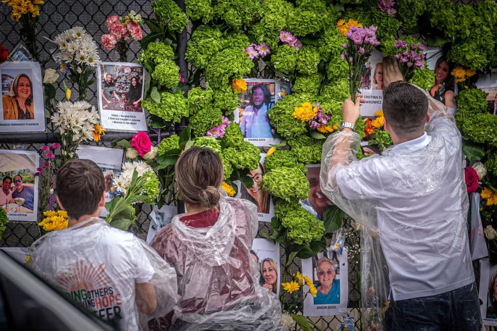 "No saber es la parte más dura": expertos intentan aliviar el trauma del derrumbe del edificio en Surfside