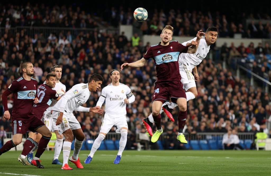 Duelo aéreo entre Filip Bradaric del Celta Vigo y Casemiro en un tiro de esquina afavor del Real Madrid.