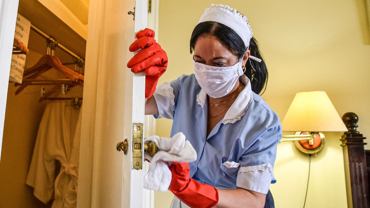 Niñeras, cuidadores y limpiadores a domicilio de Chicago deben tener contrato escrito, según nuevo mandato