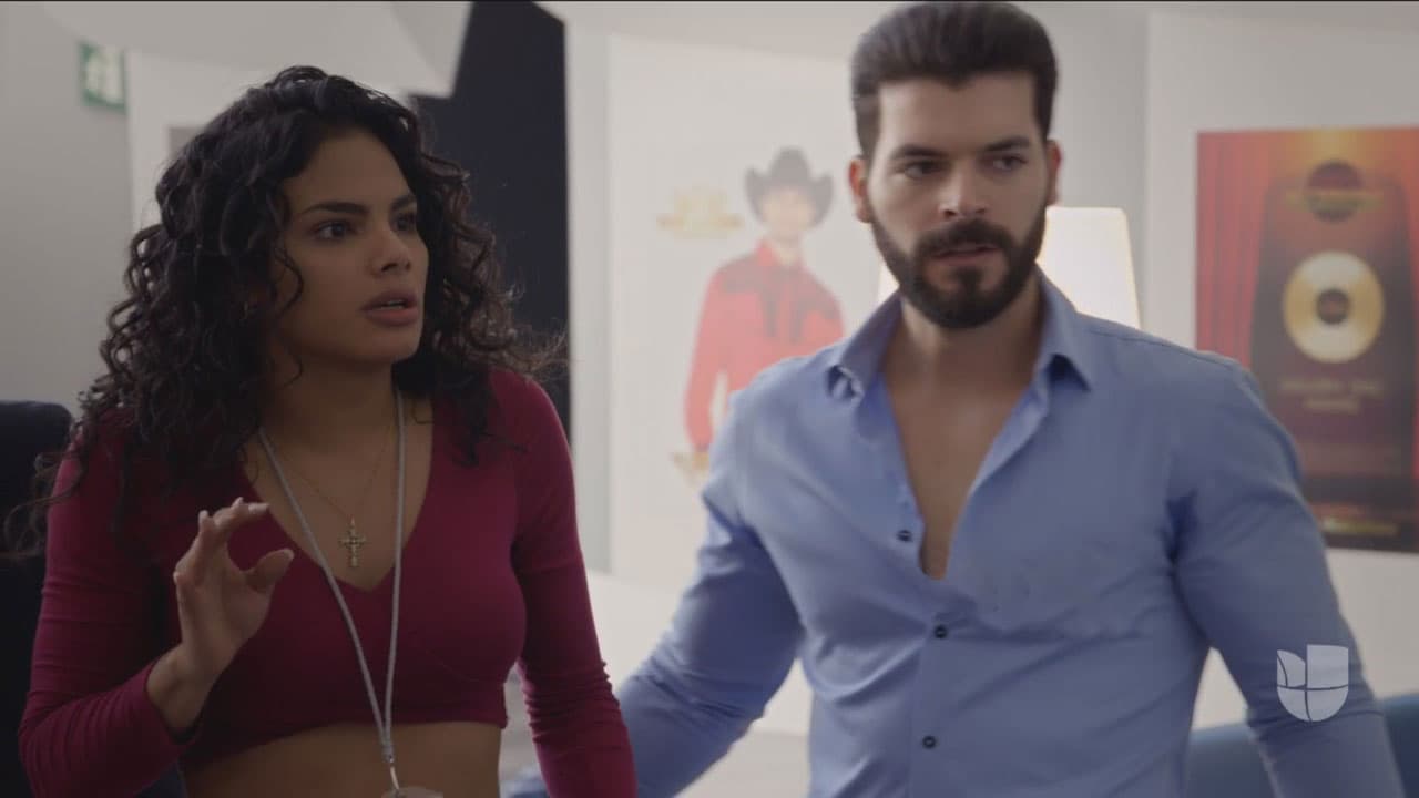 Génesis, la secretaria, estaba muy asustada, pues no podía creer lo que veían sus ojos.