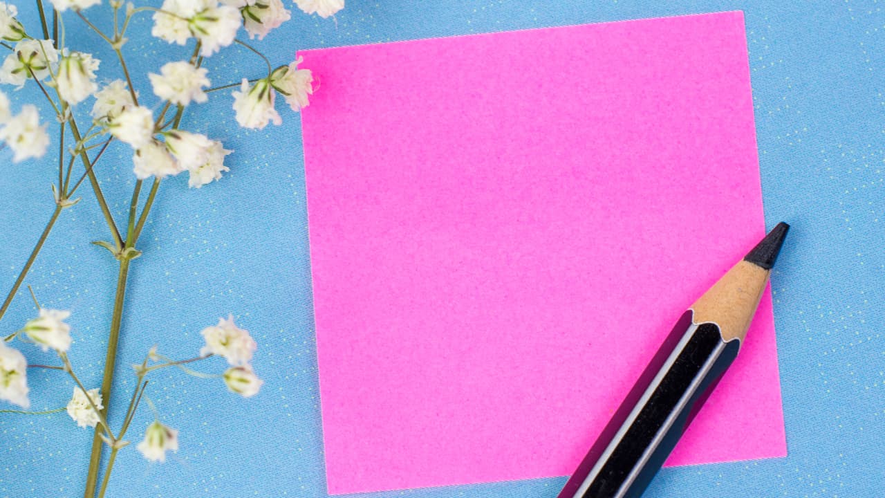 En un pequeño papel rosa, anota el nombre completo de la persona a quien le dedicas este ritual.