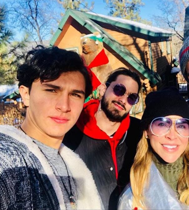 Por ahora, la actriz disfruta cada momento al lado de sus hijos (con Mauro y Alejandro en la foto) y de su actual pareja, el empresario Ángel Said.
<br>