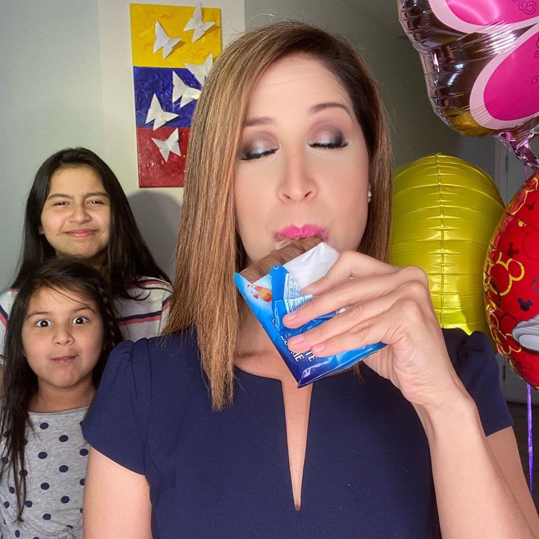 Ely pudo volver a comer chocolate tras superar un problema de salud, luego de un compromiso que hizo al respecto. Y vaya que lo disfrutó y se nos antojó una probada de esa barrita.