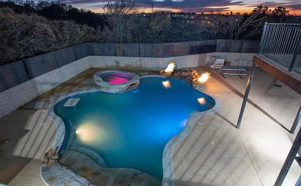 “He estado en bienes raíces por mucho tiempo y nunca había visto nada como esta casa. No se construyó para ser una casa familiar.
<b>Estaba destinada a ser una casa de fiestas</b>”, dijo Chris Johnston, copropietario de Texas Best Home Buyers a
<a href="https://www.dallasnews.com/business/real-estate/2022/02/03/arlington-party-house-owned-by-pantera-rocker-goes-on-market-for-750k/" target="_blank">Dallas Morning News</a>.