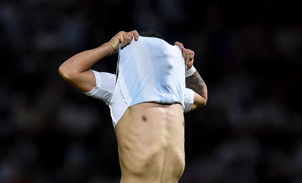 El delantero de 21 años del Inter de Milan, Lautaro Martínez, se lamenta luego de perder una clara opción de aumentar el marcador en el segundo tiempo para Argentina.