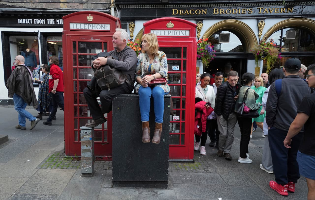 El cortejo, de unos siete vehículos, más una treintena de autos de apoyo, viajó a una baja velocidad para permitir que el público pudiera ver el féretro envuelto en el estandarte real.