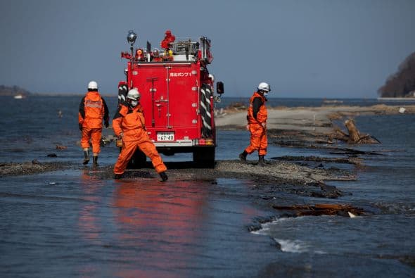 Expertos franceses, estadounidenses y de otras naciones _incluso un robot_ ya llegaron a Japón o están en camino. El presidente francés, Nicolás Sarkozy, visitó Tokio el jueves para reunirse con el primer ministro y mostrar su solidaridad.