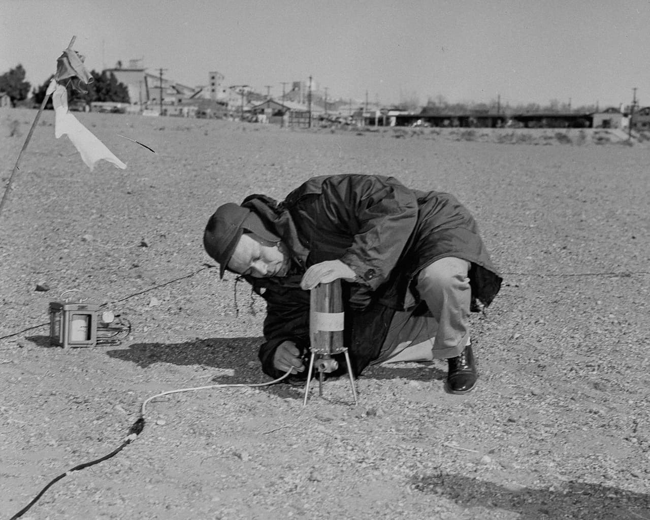 Un técnico instala un instrumento de medición de presión, para examinar los efectos de la explosión atómica.
<br>