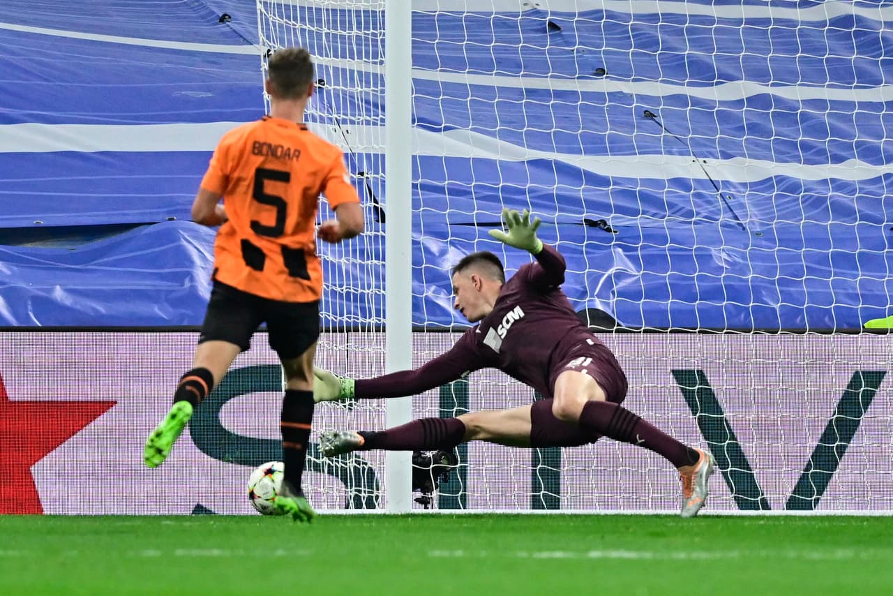 Real Madrid pudo golear al Shakhtar Donetsk y la poca contundencia le hizo sufrir un poco para ganar por la mínima de 2-1 en la UEFA Champions League.