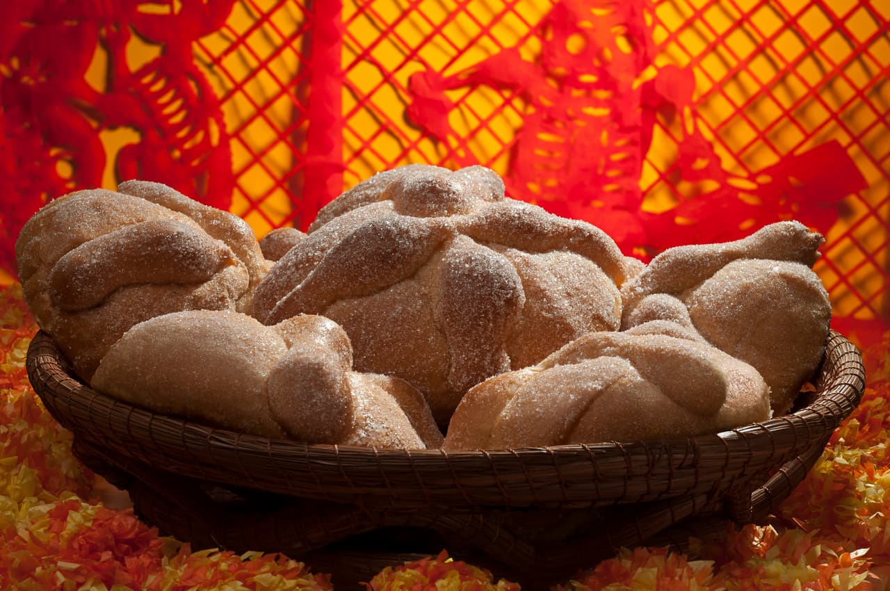<b>Pan de Muerto // </b>
<br>Se trata de un elemento básico en los altares, sin embargo esto es una aportación de los españoles cuando trajeron la harina y el trigo.