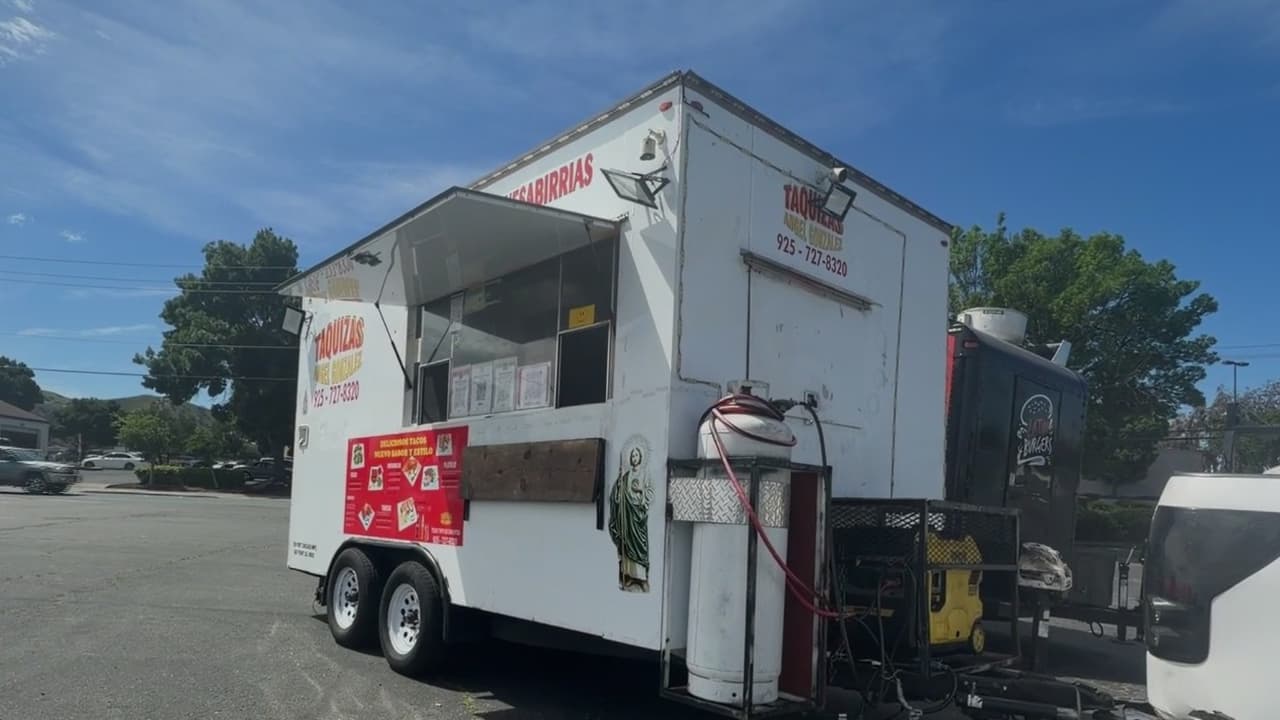 “Nos van a poner un ticket de mil dólares”: Vendedores ambulantes enfrentan bajas ventas por restricciones