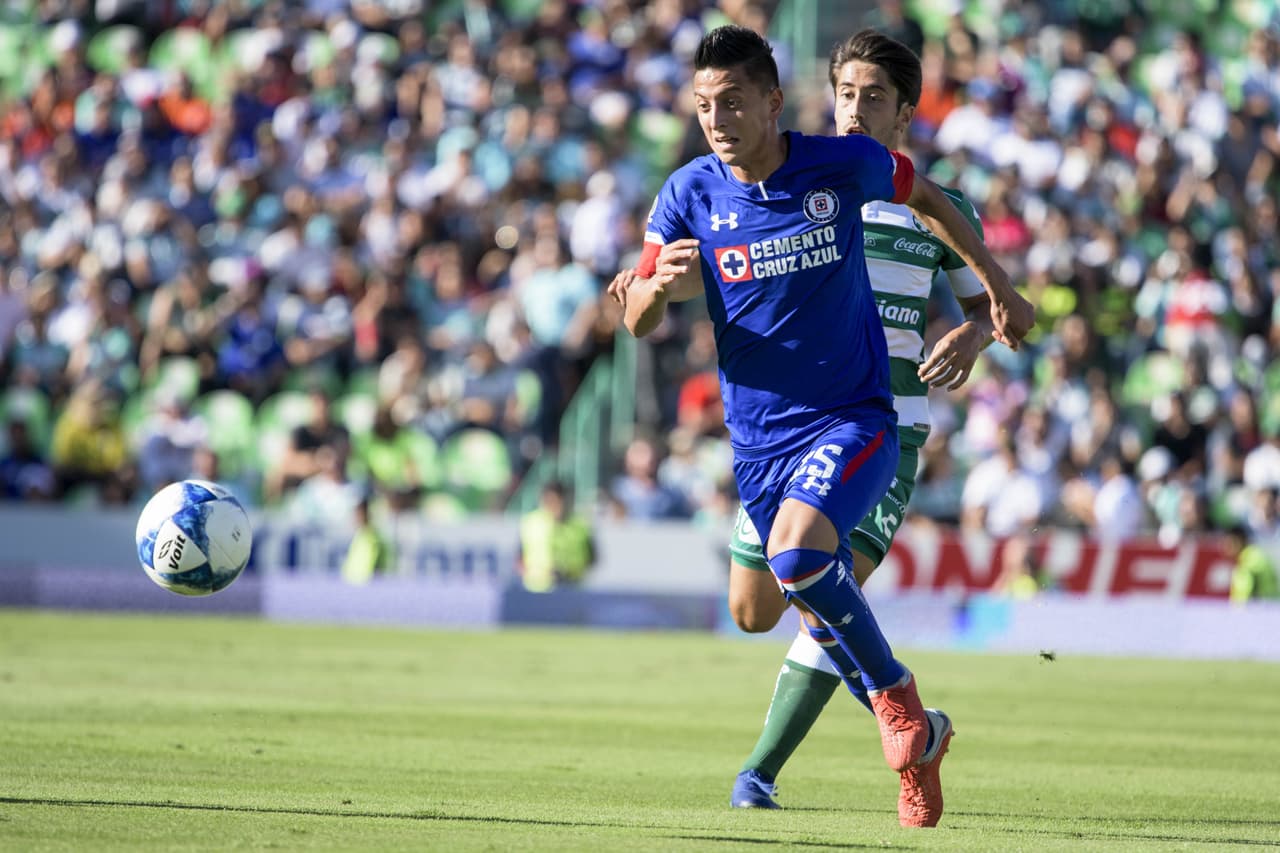 Roberto Alvarado es un volante de ataque que con 19 años es uno de los jugadores que ha sido importante en el buen momento de Cruz Azul en el fútbol mexicano.