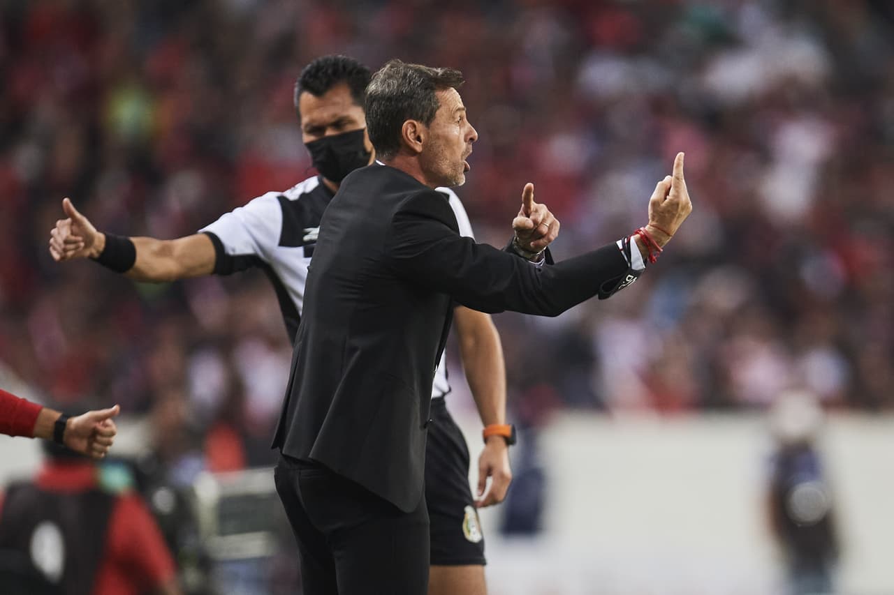 Diego Cocca daba indicaciones desde la banda.