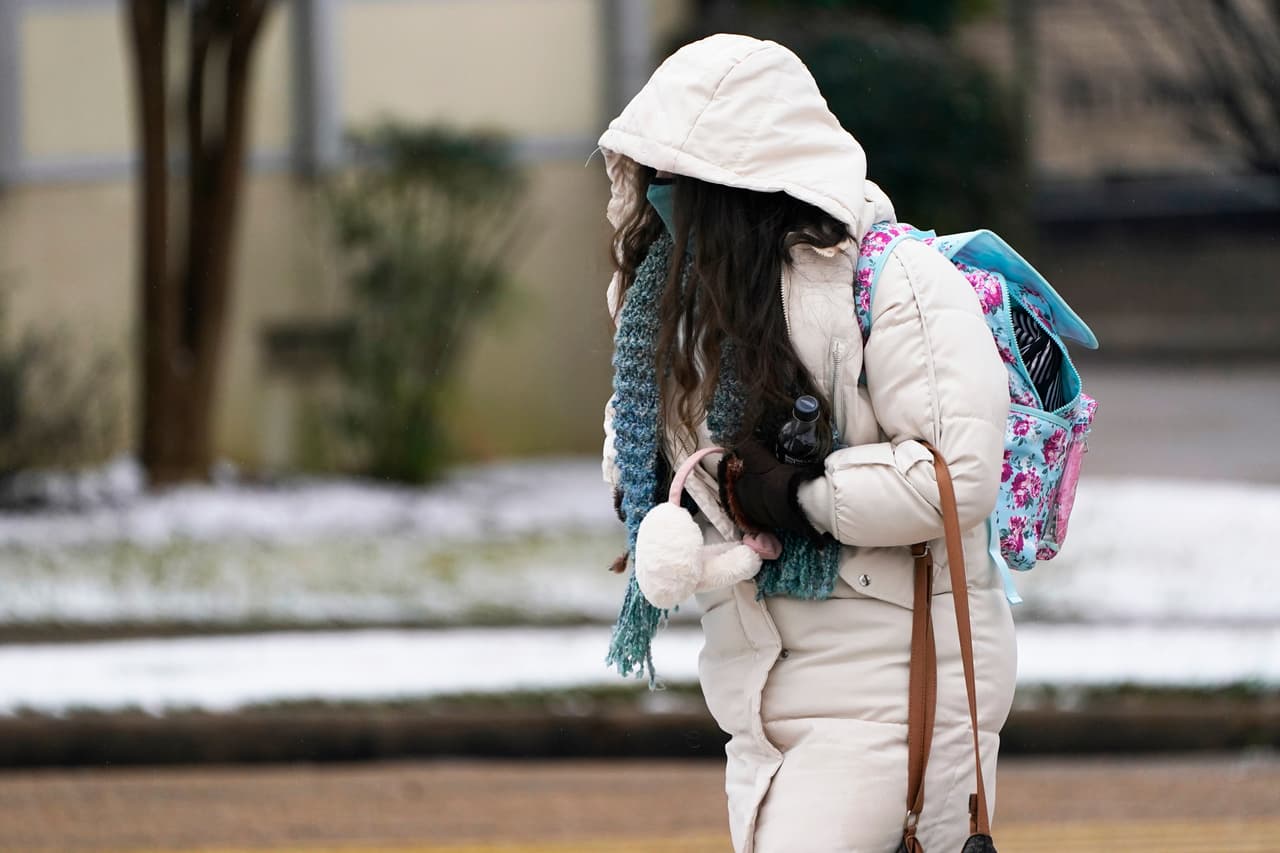 Para la mañana del lunes, una ligera capa blanca cubrió zonas pastosas y elevadas a lo largo del norte de Alabama y el sur de Tennessee. La fotografía muestra la nevada en Jackson.