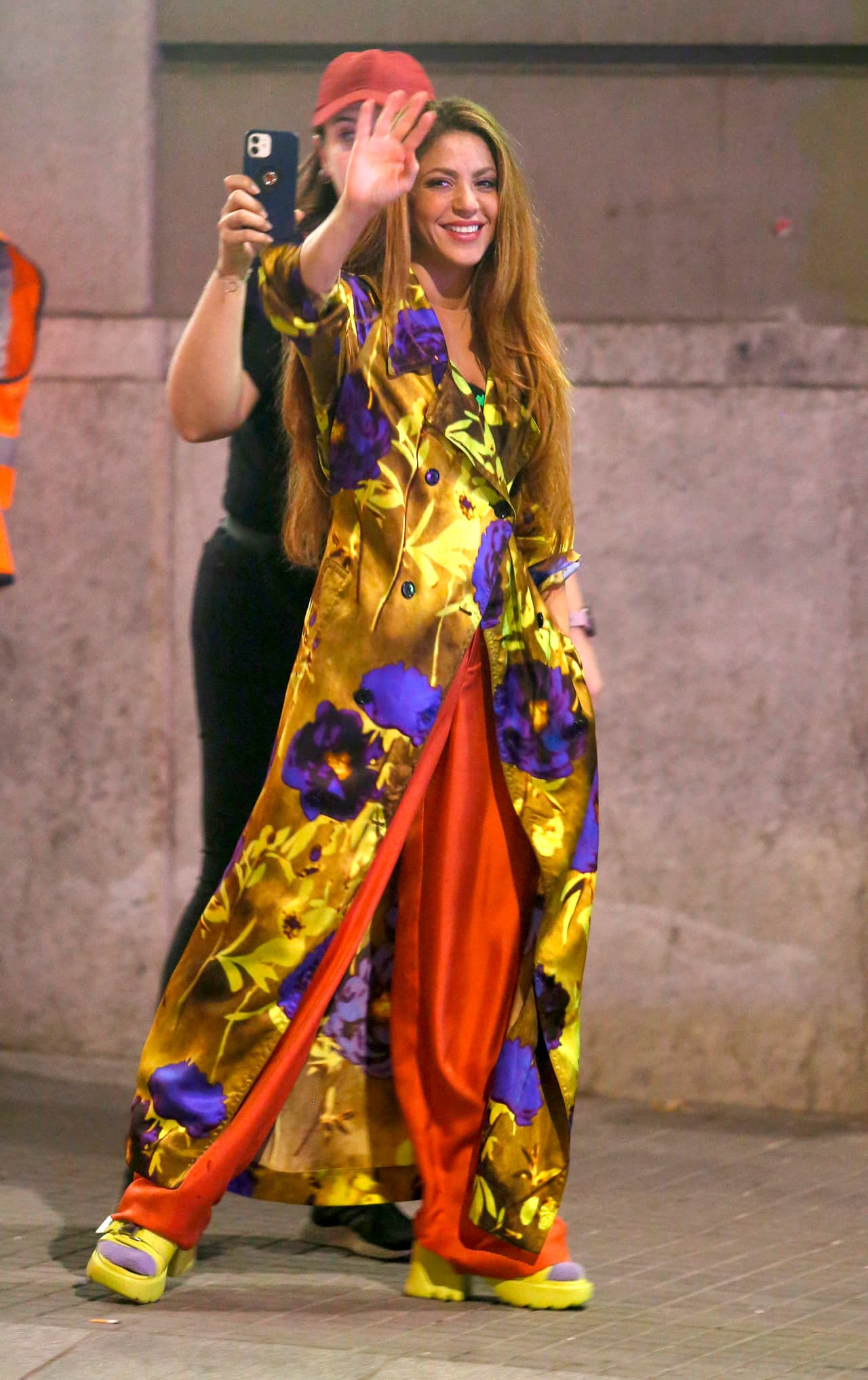 En los instantes en los que no estaba siendo filmada, la intérprete de ‘Te felicito’ saludó y posó sonriendo para las cámaras de los paparazzi y sus fanáticos. 
<br>