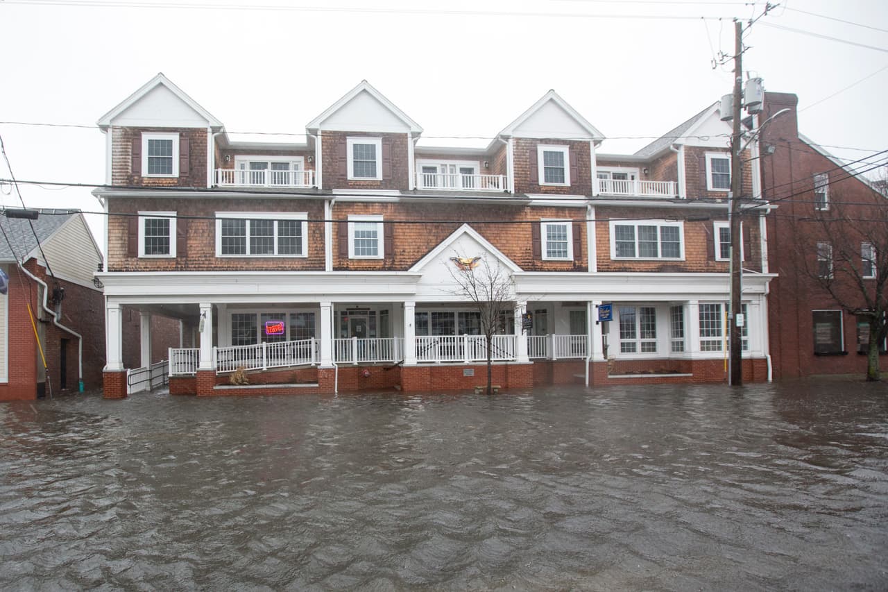 Algunas calles se han inundado en Scituate, Massachusetts, donde además
<b>hay alertas por marea alta y marejadas</b>. Las fuertes lluvias continuarán este fin de semana, según el reporte del Servicio Nacional de Meteorología.