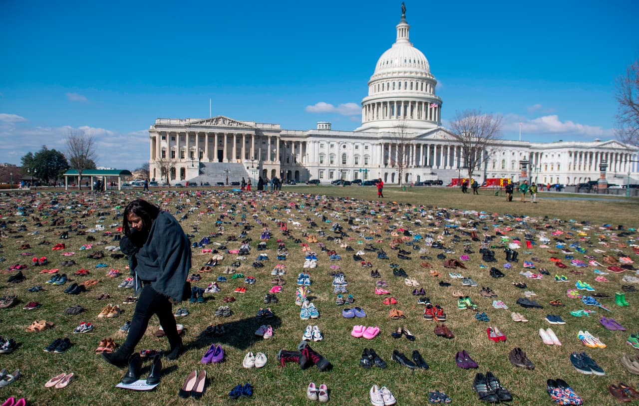 Algunas escuelas permitirán que los estudiantes participen en la protesta y los alentaron a ejercer sus derechos de libertad de expresión bajo la Primera Enmienda de la Constitución de EEUU. Otras han amenazado con suspender a los estudiantes si salen a protestar.
