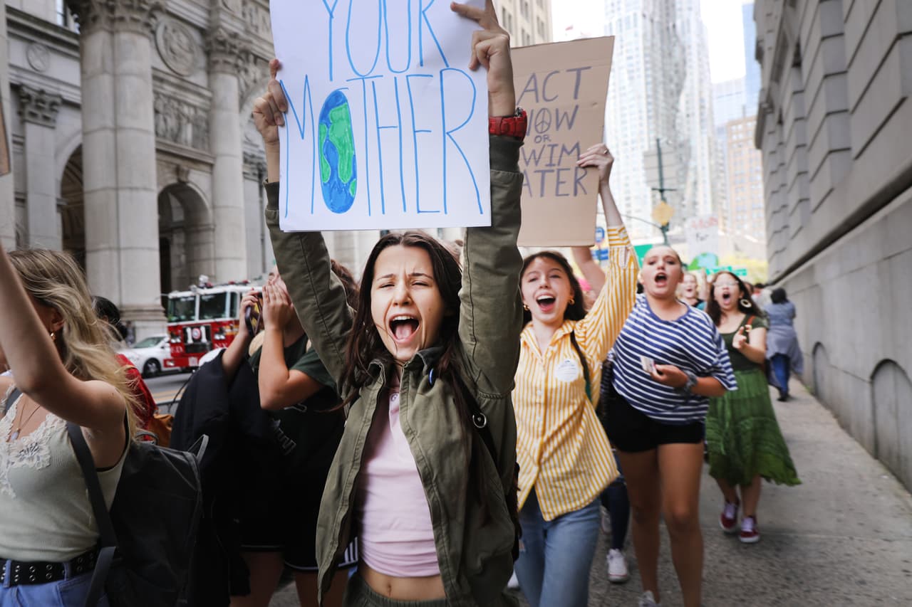 En Nueva York, un grupos de jóvenes participan el 20 de septiembre de 2019 en una protesta inspirada por Greta, quien 
<b><a href="https://www.univision.com/noticias/medio-ambiente/greta-thunberg-se-convierte-en-la-persona-del-ano-de-la-revista-time-mas-joven-de-la-historia">se convirtió en la Persona del Año de la revista Time más joven de la historia. </a></b>