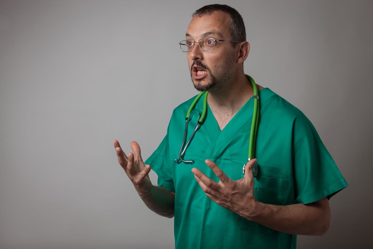 Doctor indignado.