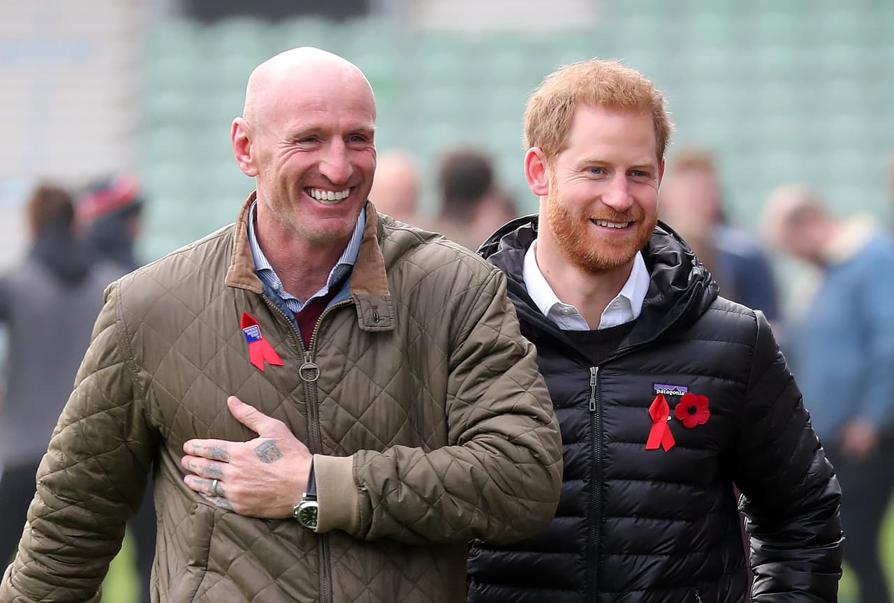 Durante el evento, el duque de Sussex y el exjugador de rugby (izquierda) destacaron la importancia de 
<b><a href="https://www.univision.com/musica/rihanna-y-el-principe-harry-ya-saben-que-no-tienen-sida-y-tu-fotos#bfefa2750000" target="_blank">realizarse los exámenes</a> </b>para detectar el virus.