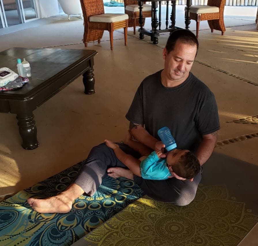 El hermano de 'La Guzmán' dijo que
<b><a href="https://www.univision.com/shows/el-gordo-y-la-flaca/con-esta-foto-con-su-abuelo-frida-sofia-responde-a-los-que-quieren-pruebas-de-los-abusos-infantiles-que-denuncio-video" target="_blank">"hay gente que le cree"</a></b> a su sobrina "porque nada más hay un precedente" de que su padre "era agresivo".
<br>