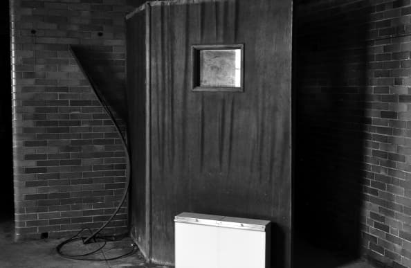 <b>Rayos X</b>. Antes de la invención de los rayos X, los médicos solamente podían buscar señales externas de daños en el organismo. La posibilidad de ver lo que ocurre adentro ha permitido diagnosticar toda clase de males. También abrió la puerta a otros importantes inventos como las tomografías o las resonancias magnéticas.Todo comenzó por accidente en 1895 cuando el físico alemán Willhelm Conrad Rӧntgen descubrió una radiación desconocida en ese momento (por lo que la llamó rayos X) que tenía la capacidad de penetrar los cuerpos opacos. Poco después, los rayos X comenzaron a usarse para identificar las balas en soldados heridos en la guerra.