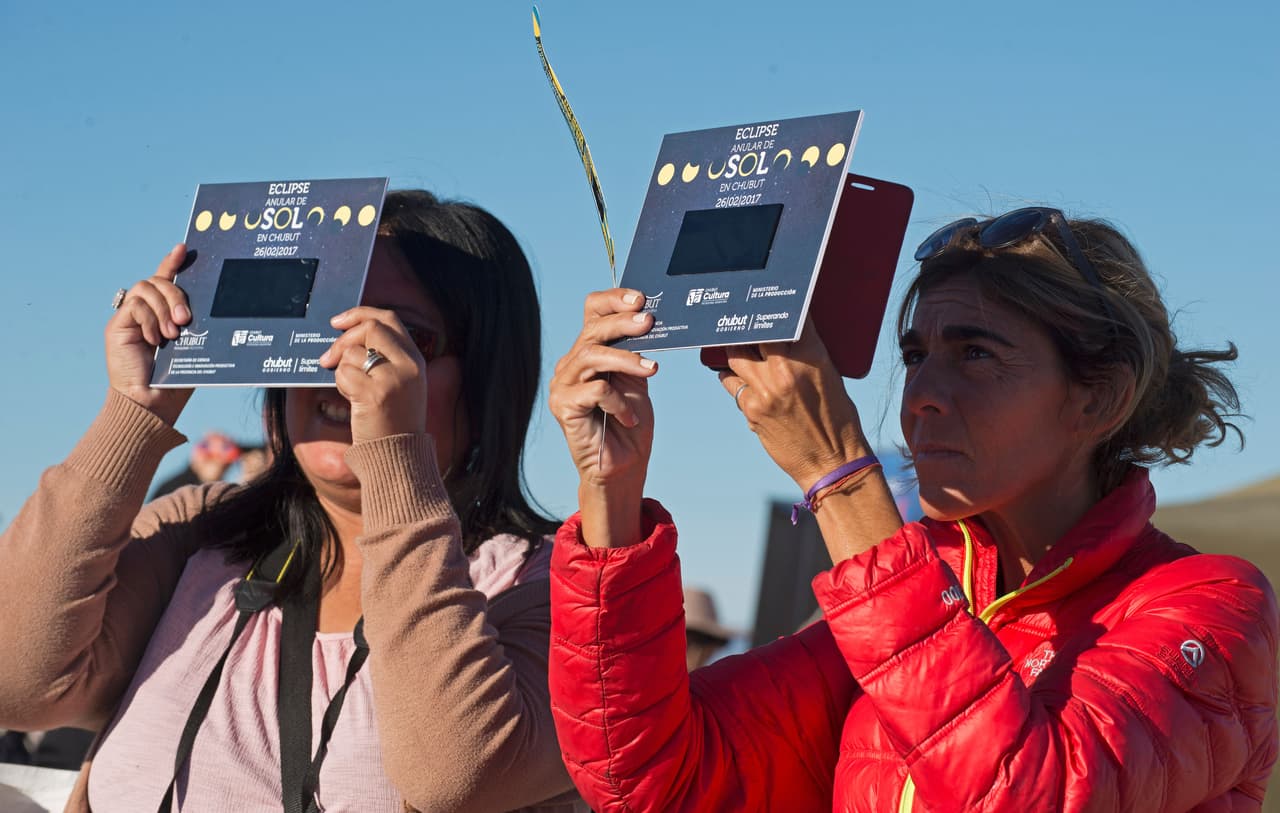 Personas usaron lentes con filtros especiales para poder apreciar el eclipse, que duró unas dos horas y media.