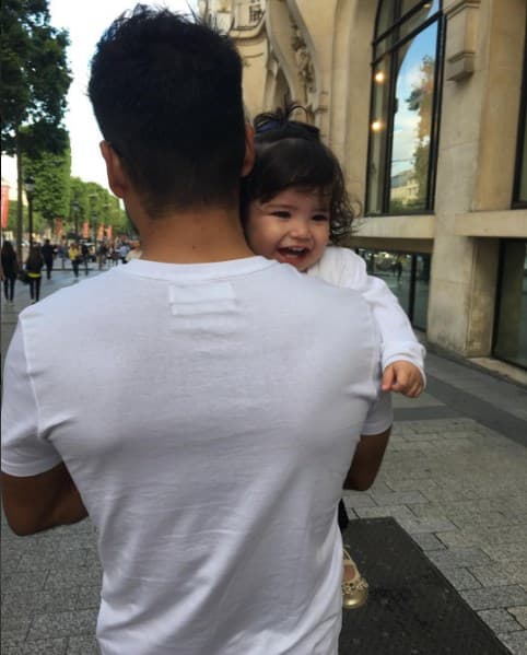 A Baby Giulietta le encanta estar en los brazos de su papito.