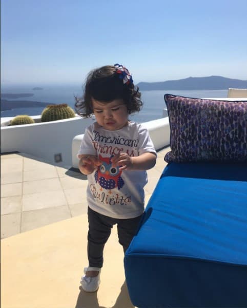 Desde la isla griega de Santorini, baby Giulietta nos dice: ¡Feliz 4 de julio!