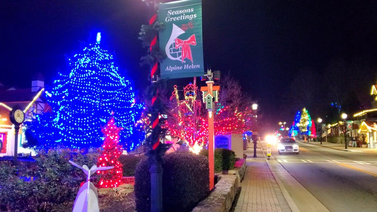 Las calles y aceras también son decoradas.