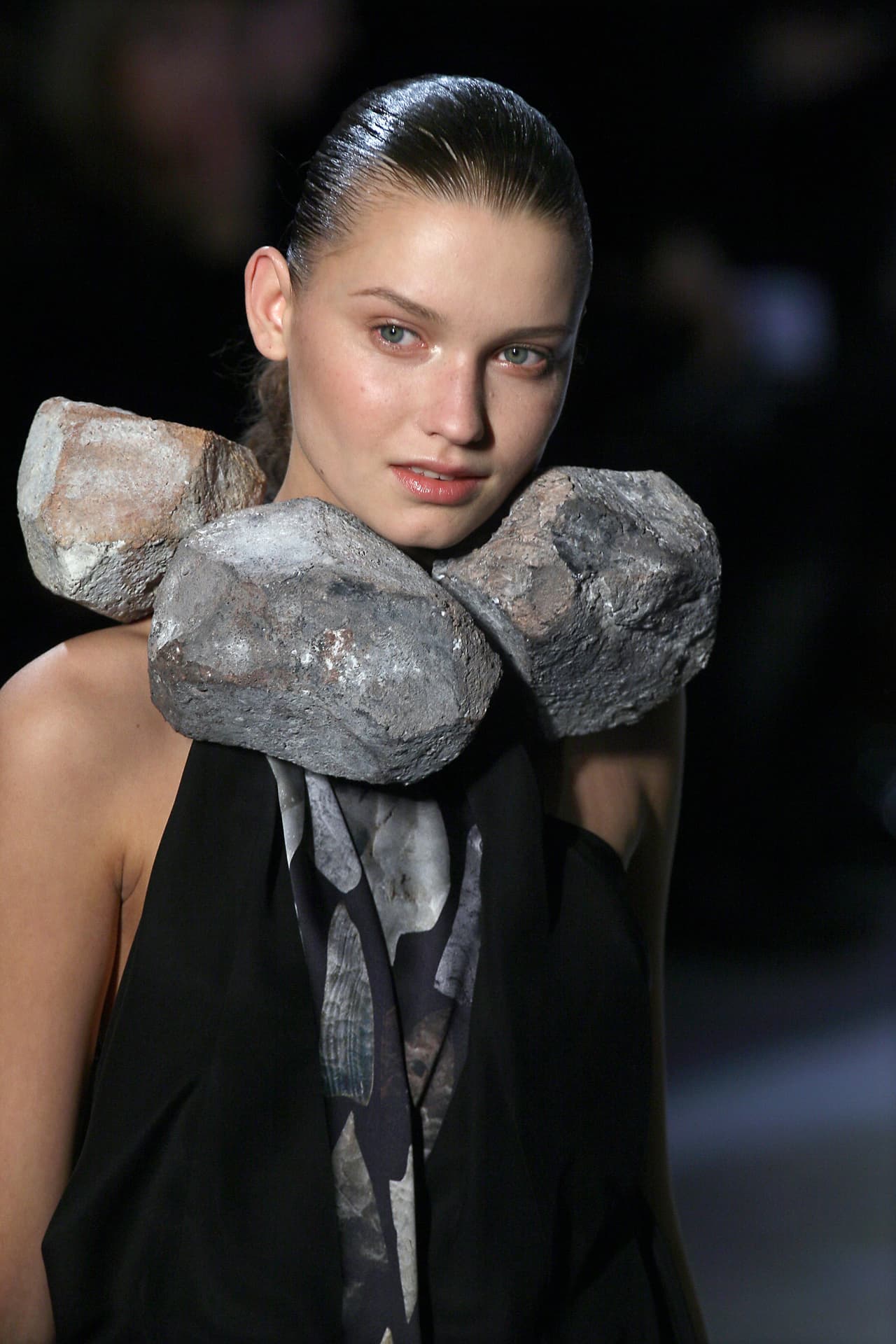 <b>El collar de piedras, literalmente</b>
<br>Quizás el diseñador 
<a href="http://store.chalayan.com">Hussein Chalayan</a> debió especificar que se refería a piedras 
<i>preciosas</i> cuando dijo que quería material para un collar.