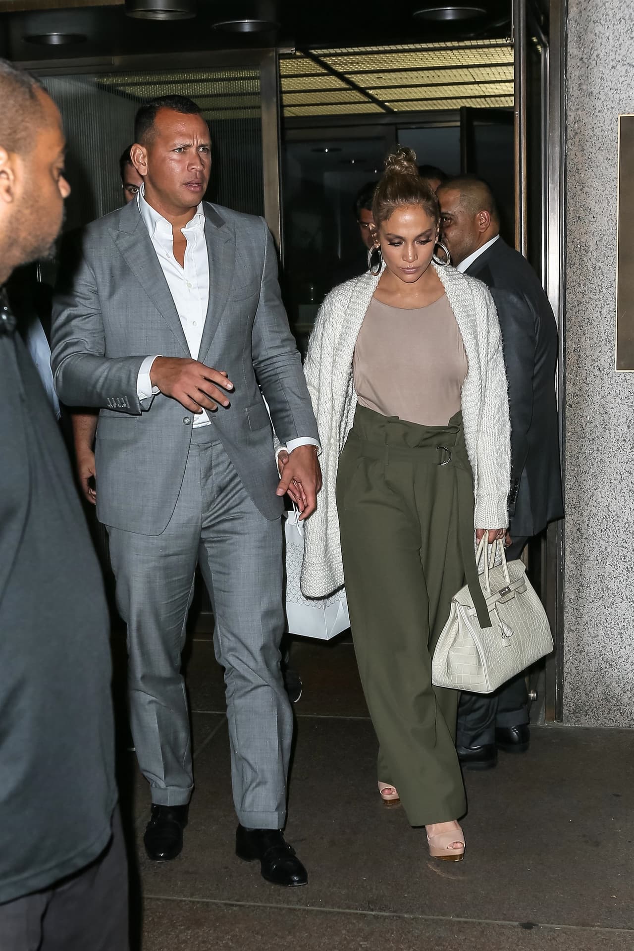 Jennifer López y Alex Rodríguez salieron serios del restaurante, donde una cena puede costar cerca de 100 dólares por persona.