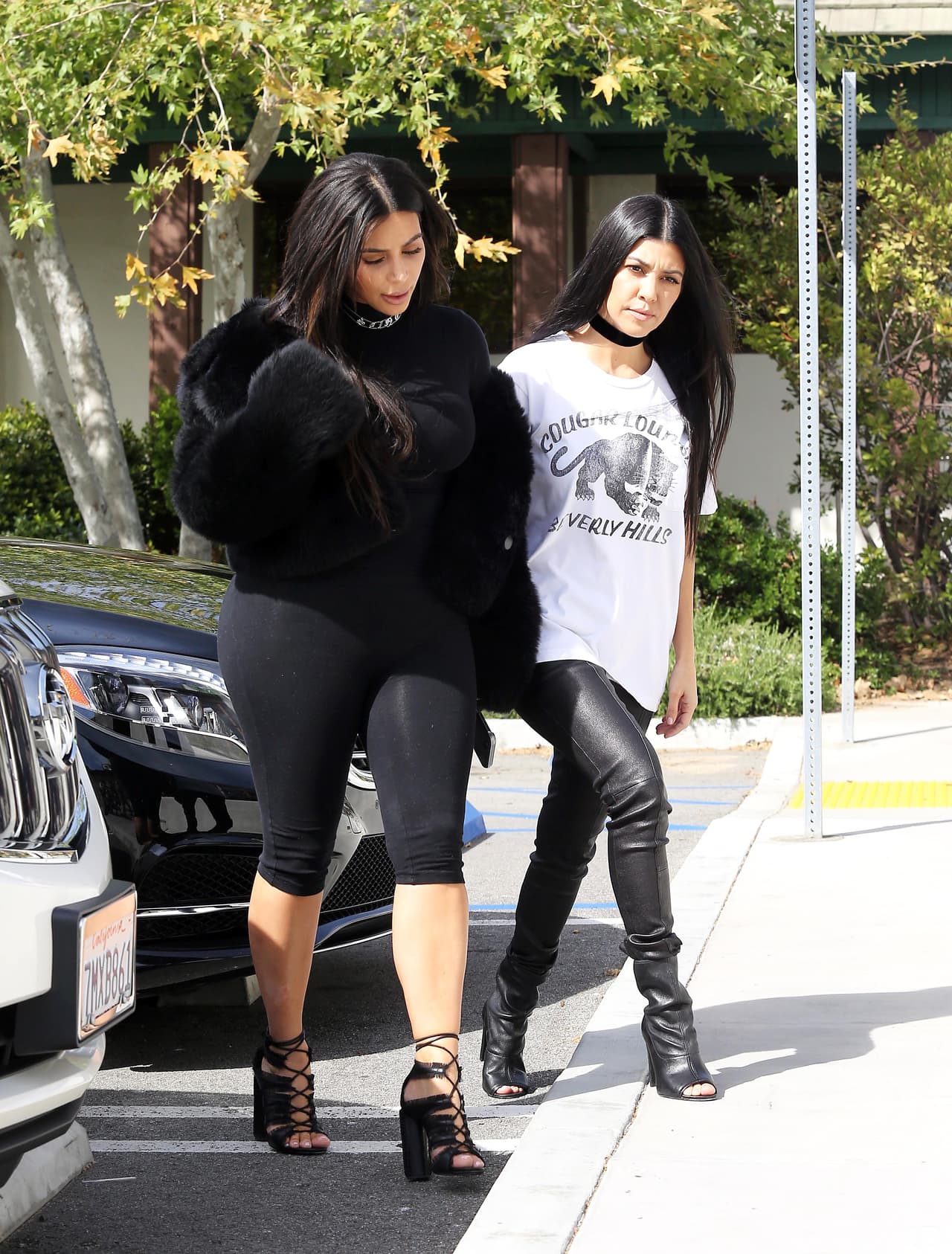 Los paparazzi siguieron a las famosas hermanitas.