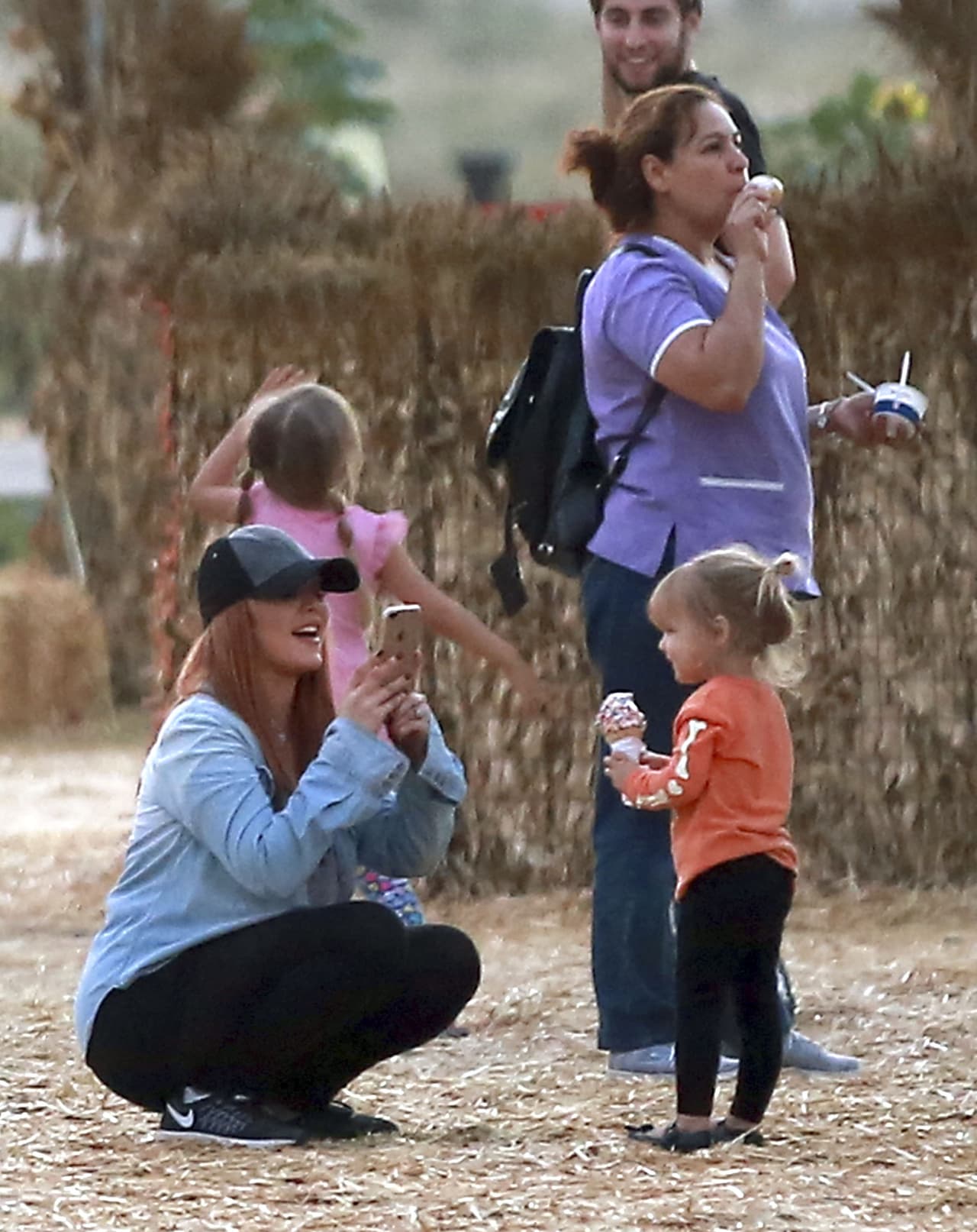 Aguilera sacándole foto a su juguetona nena.