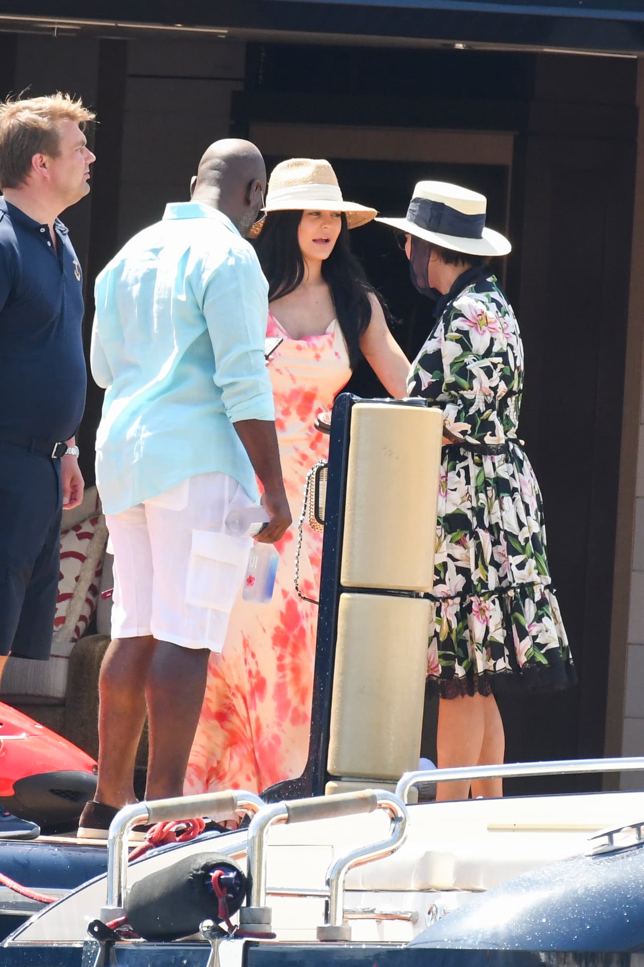 En la embarcación rentada, pero con valor estimado en 250 millones de dólares, está acompañada de Travis Scott y su pequeña hija Stormi, además de su madre, Kris Jenner y su novio Corey Gamble, entre otros miembros de la mediática familia.