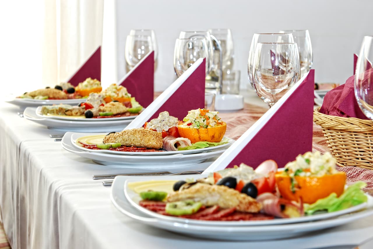 ¿Quién cocina? Es un factor decisivo al planificar el menú, nos explica Margaret P. Develey, fundadora de la empresa especializada en etiqueta, The Develey International Group.