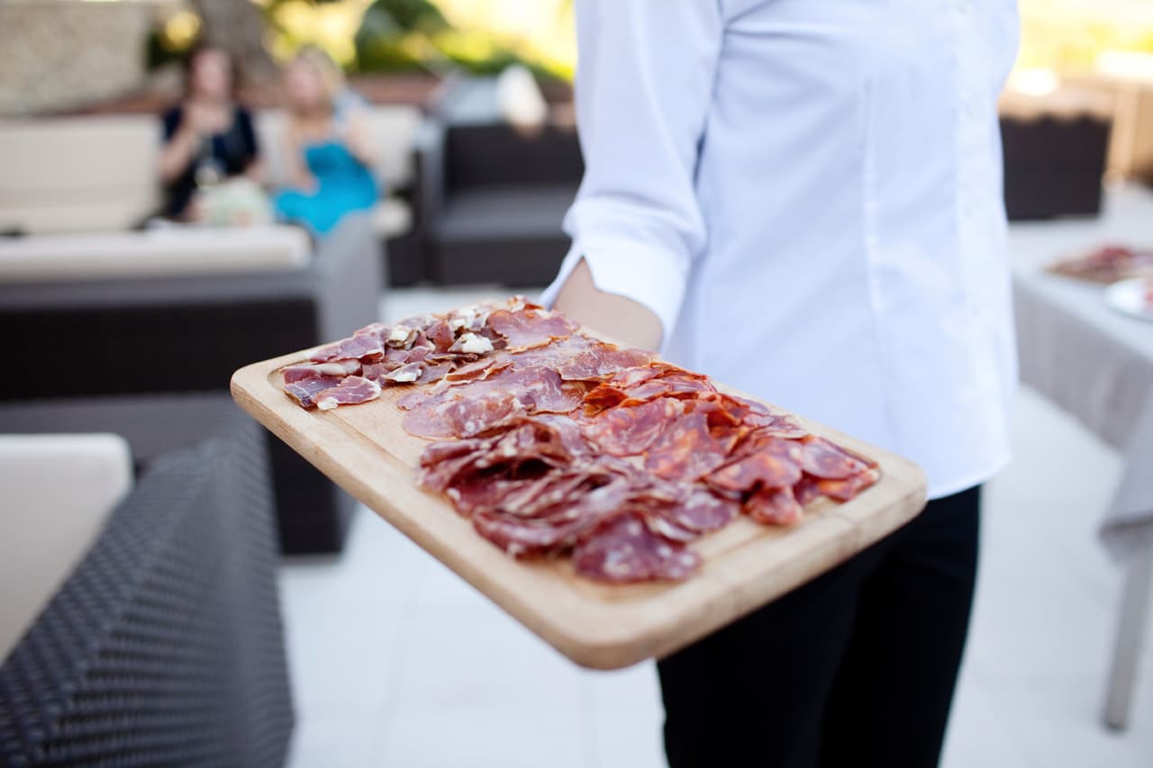 Para una cena aún más formal, es recomendable que contrates un servicio de catering o que elijas el salón privado de un restaurante.