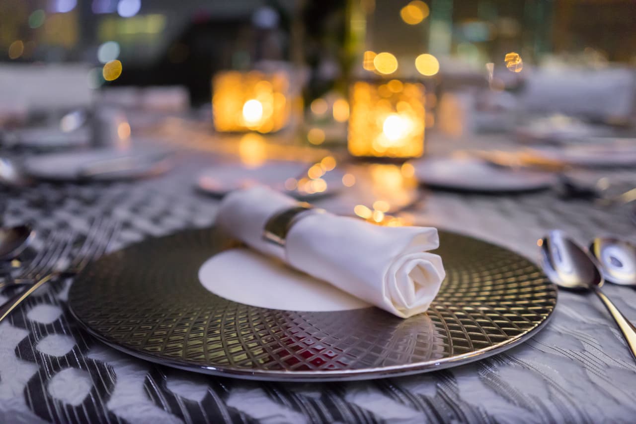 Ya sea para agasajar a tu jefe, a tus amigos en una ocasión especial o porque llegan tus suegros de visita, conocer las reglas de etiqueta que te permiten realizar una espléndida cena formal podría resultarte súper útil. Checa estos tips y ¡manos a la obra!