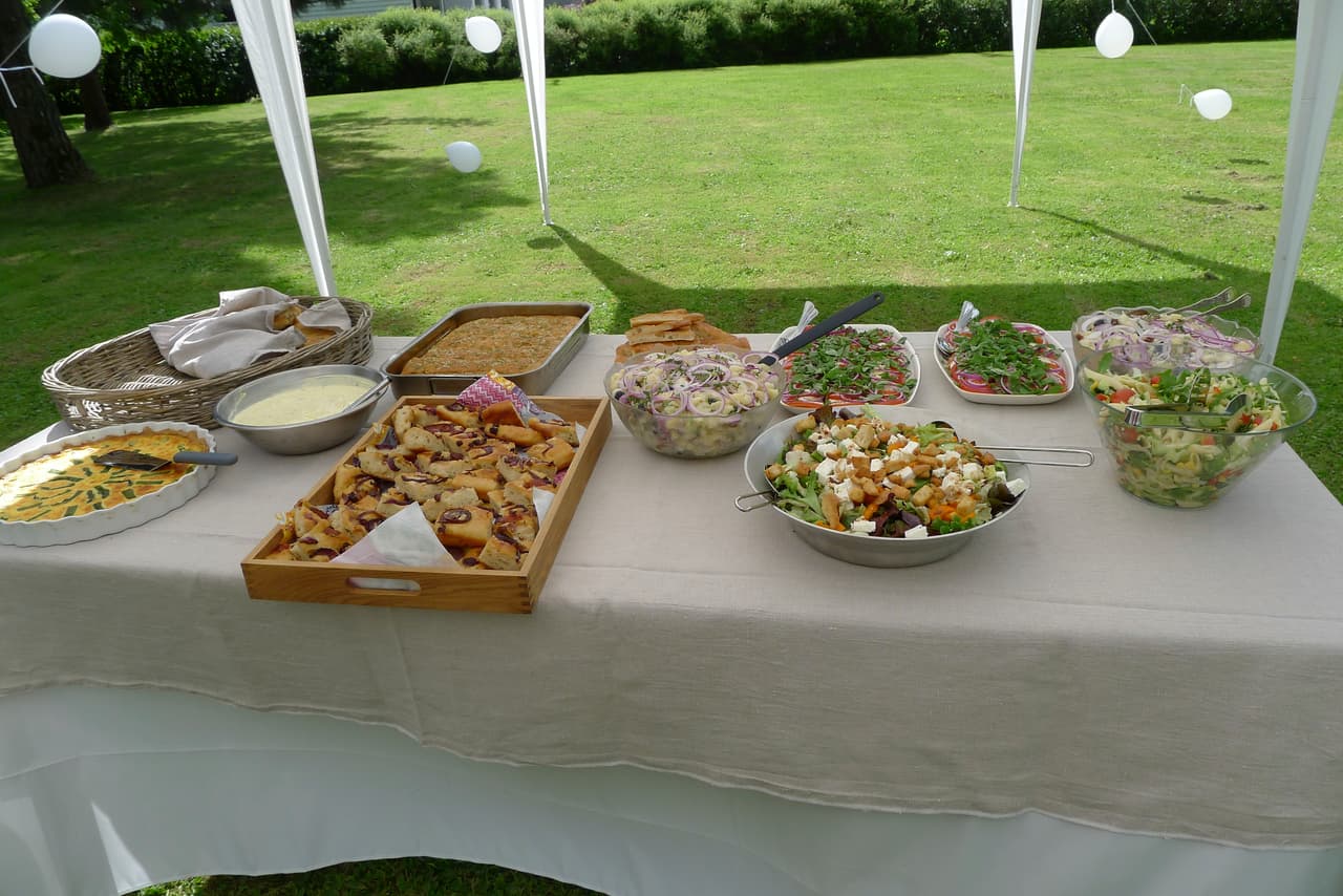 En ese caso, seguramente acomodes la comida en una mesa. Usa carteles pequeños escritos a mano (de modo claro y bonito) para indicar a tus invitados qué es cada preparación, como sugiere Elaine Swann, experta en etiqueta, en su sitio.