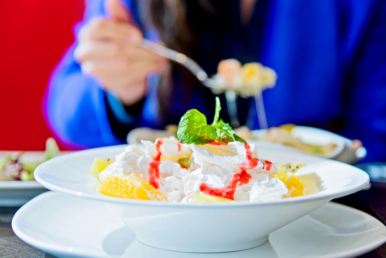 Al diseñar el menú, evita platos muy picantes y mantén un equilibrio: combina opciones abundantes o pesadas, con otras más livianas. Y recuerda averiguar si alguno de tus invitados sigue una dieta especial o si sufre una alergia alimentaria.