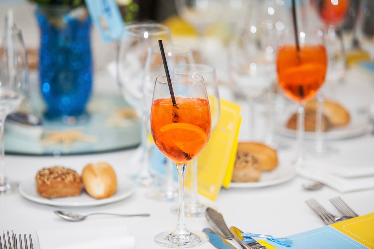 A medida que vayan llegando, puedes ofrecerles un 'drink' especial, con un nombre relacionado con el evento. Les encantará ese detalle.