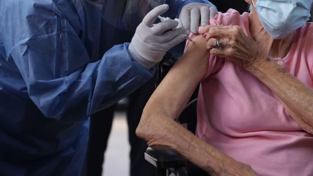 Dónde y cuándo puedes vacunarte contra el covid-19 en Los Ángeles si tienes 65 años o más